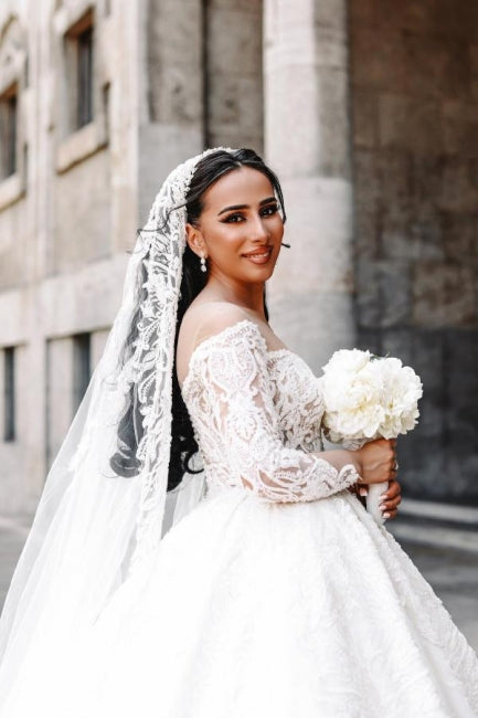 Vestidos de novia con escote corazón, manga larga, largo hasta el suelo y encaje