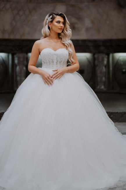 Encantadores vestidos de novia de tul hasta el suelo, sin mangas, con escote corazón y apliques