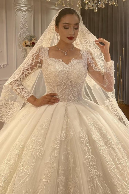 Vestido de novia de tul con escote corazón, mangas largas, apliques y encaje hasta el suelo
