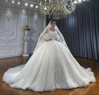Vestido de novia de tul con escote corazón, mangas largas, apliques y encaje hasta el suelo