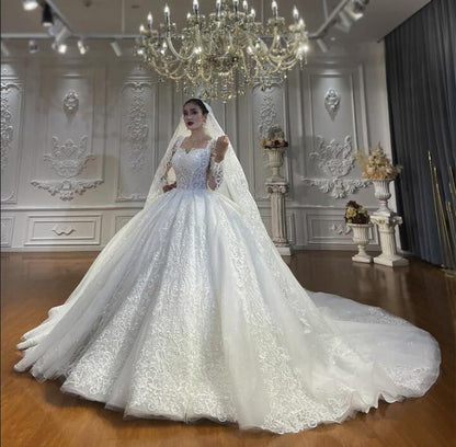 Vestido de novia de tul con escote corazón, mangas largas, apliques y encaje hasta el suelo