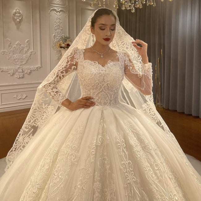 Vestido de novia de tul con escote corazón, mangas largas, apliques y encaje hasta el suelo