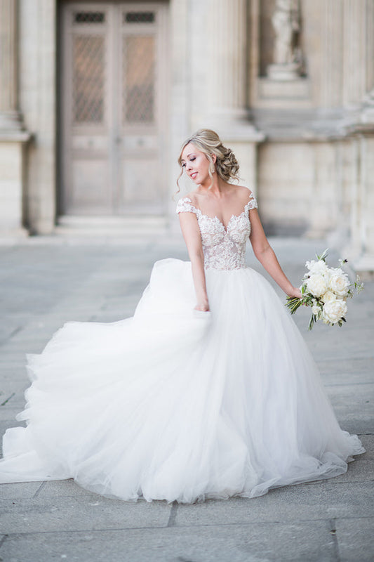 Vestido de novia elegante con mangas cortas y encaje de tul WD692