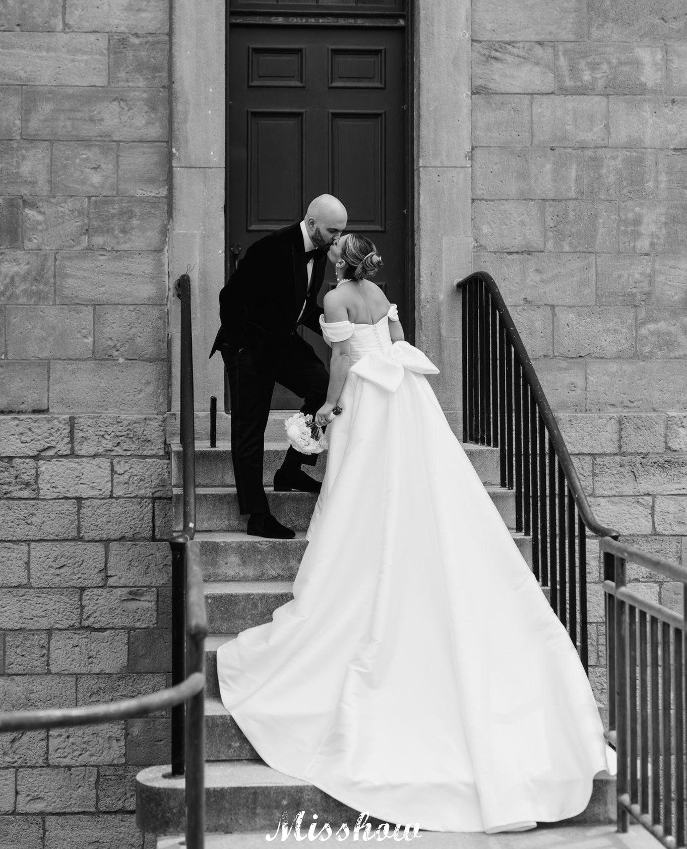 Hermosos vestidos de novia blancos de corte A, hombros descubiertos, escote redondo, sin mangas, volantes, satén y abertura frontal.