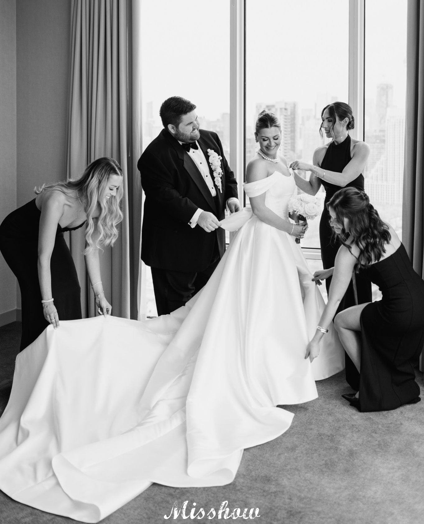 Hermosos vestidos de novia blancos de corte A, hombros descubiertos, escote redondo, sin mangas, volantes, satén y abertura frontal.