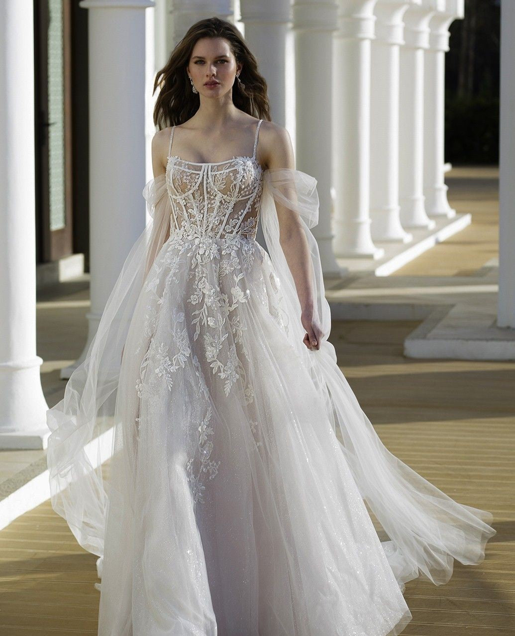 Hermosos vestidos de novia blancos de manga larga con encaje de tul, tirantes finos y apliques.