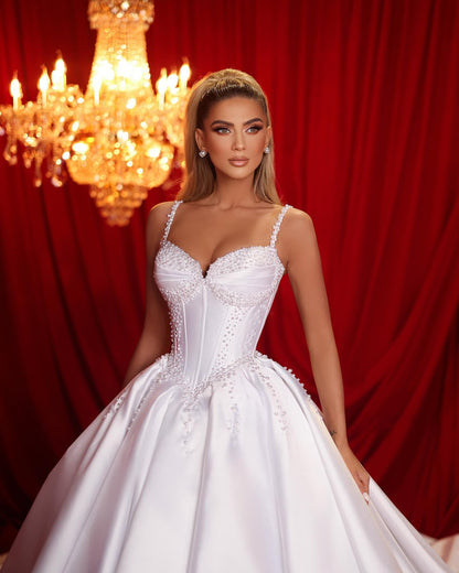 Hermoso vestido de novia largo blanco de satén con cola, sin mangas, con volantes y tirantes finos en forma de A