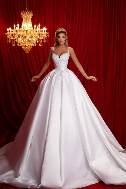 Hermoso vestido de novia largo blanco de satén con cola, sin mangas, con volantes y tirantes finos en forma de A