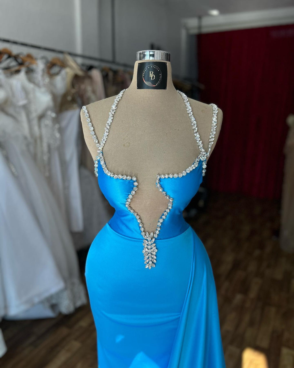 Wunderschönes Säulen-Abendkleid mit Spaghettiträgern und ärmellosen Rüschen aus Satin