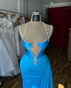 Wunderschönes Säulen-Abendkleid mit Spaghettiträgern und ärmellosen Rüschen aus Satin