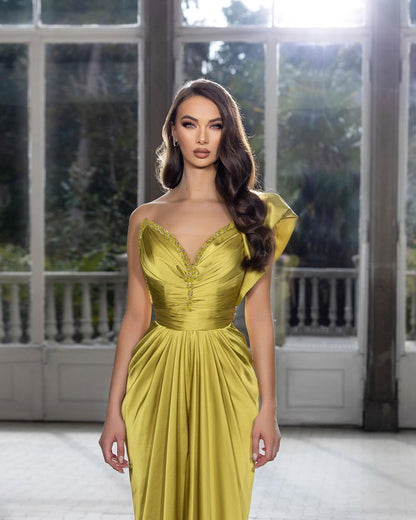 Wunderschönes bodenlanges One-Shoulder-Ballkleid mit Perlenbesatz und Plissee