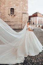 Hermosos vestidos de novia largos de corte A sin mangas y hombros descubiertos con encaje