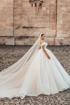 Hermosos vestidos de novia largos de corte A sin mangas y hombros descubiertos con encaje