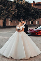 Hermosos vestidos de novia largos de corte A sin mangas y hombros descubiertos con encaje