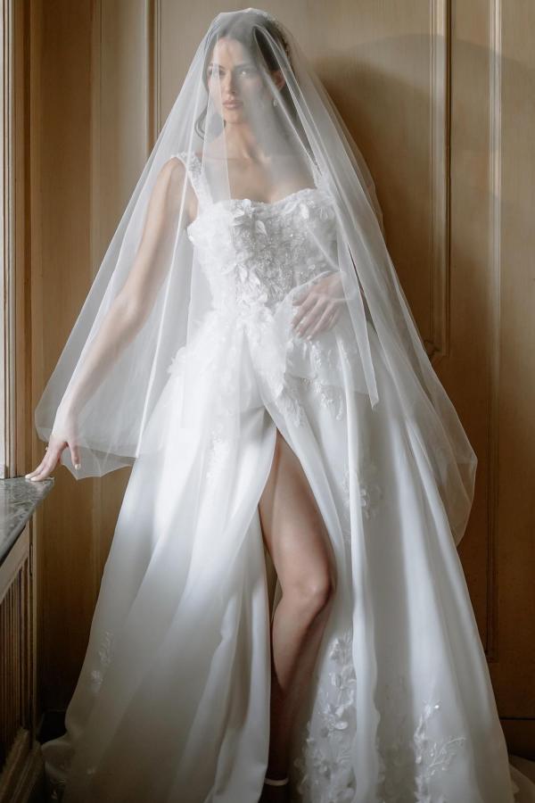 Wunderschönes langes ärmelloses Brautkleid in A-Linie mit Schlitz vorne und Spitze