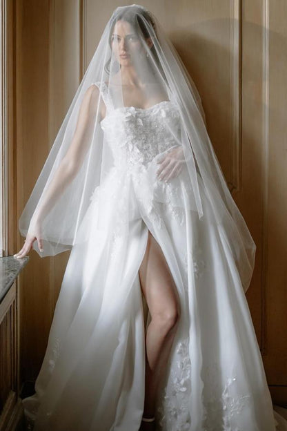 Wunderschönes langes ärmelloses Brautkleid in A-Linie mit Schlitz vorne und Spitze
