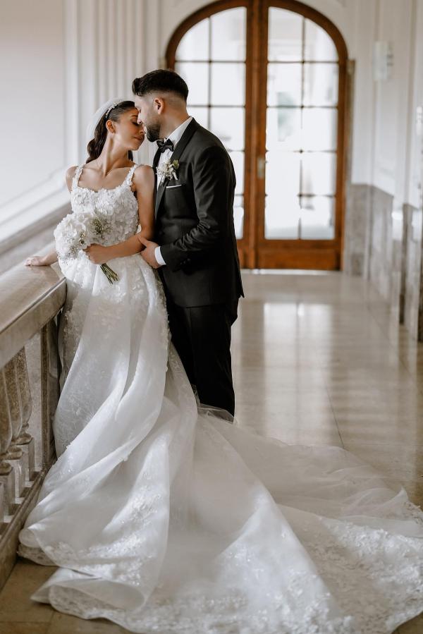 Wunderschönes langes ärmelloses Brautkleid in A-Linie mit Schlitz vorne und Spitze