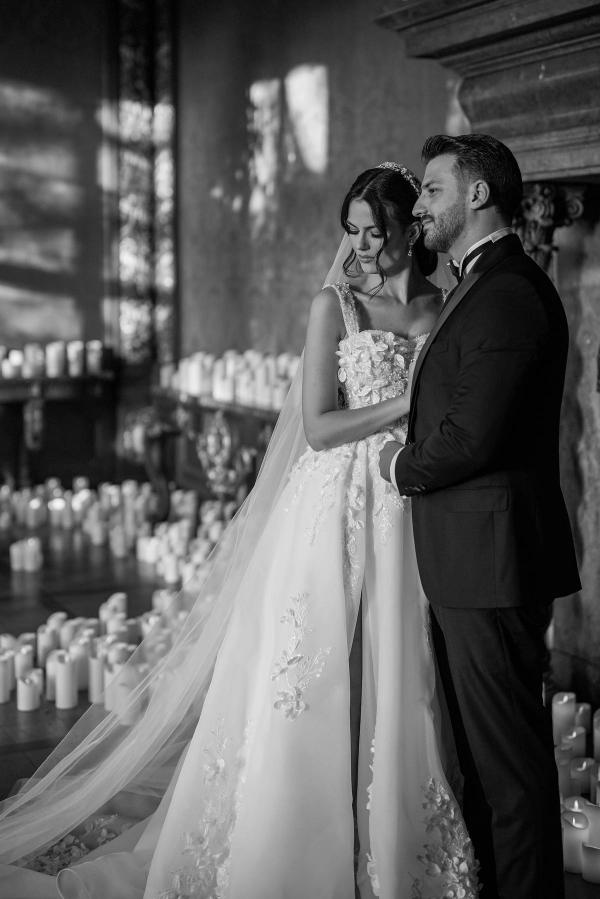 Wunderschönes langes ärmelloses Brautkleid in A-Linie mit Schlitz vorne und Spitze