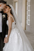 Wunderschönes langes ärmelloses Brautkleid in A-Linie mit Schlitz vorne und Spitze