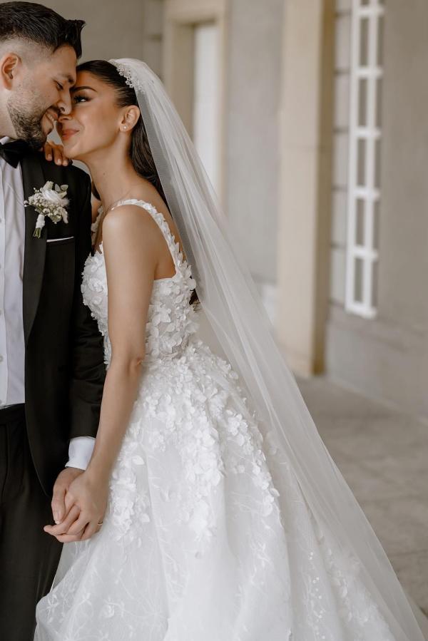 Wunderschönes langes ärmelloses Brautkleid in A-Linie mit Schlitz vorne und Spitze