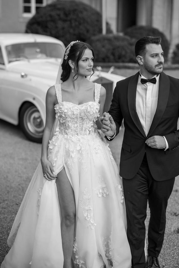 Wunderschönes langes ärmelloses Brautkleid in A-Linie mit Schlitz vorne und Spitze