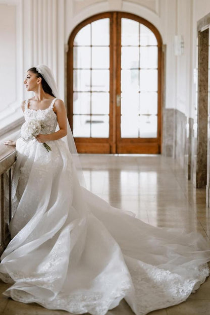 Wunderschönes langes ärmelloses Brautkleid in A-Linie mit Schlitz vorne und Spitze
