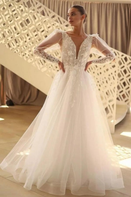 Hermoso vestido de novia largo de tul con encaje, escote en V y mangas largas.