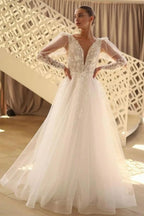 Hermoso vestido de novia largo de tul con encaje, escote en V y mangas largas.