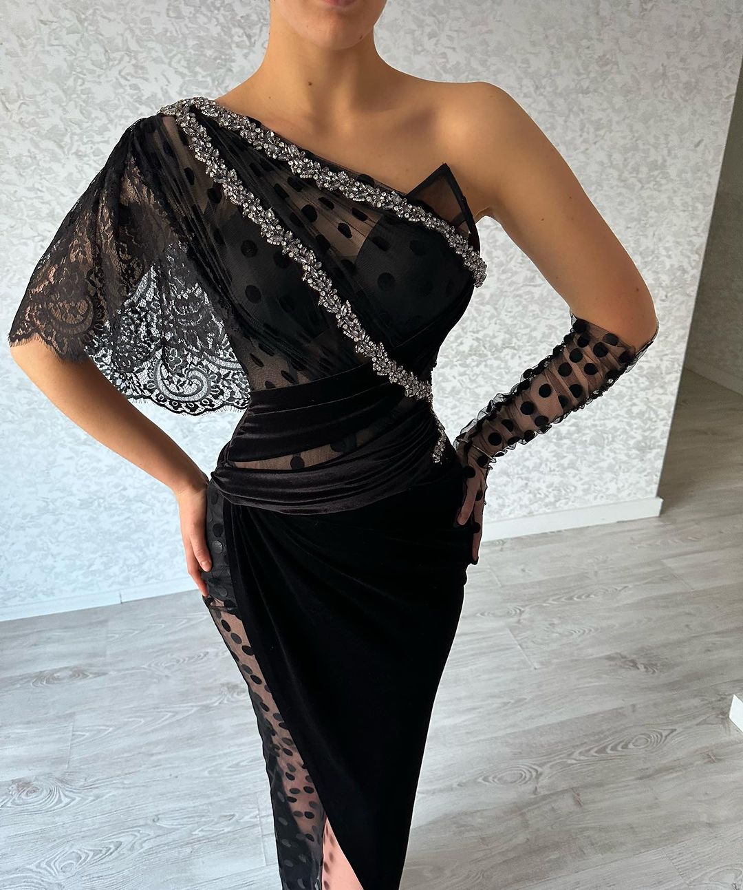 Hermoso vestido de fiesta largo de sirena negro con un solo hombro de encaje y abertura