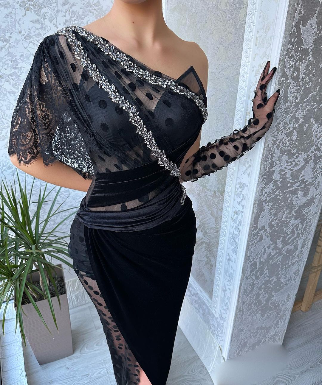Hermoso vestido de fiesta largo de sirena negro con un solo hombro de encaje y abertura