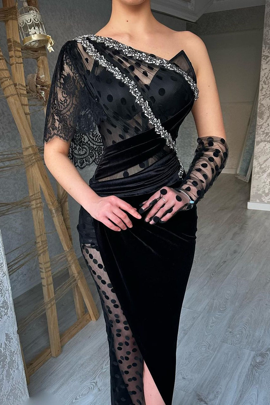 Hermoso vestido de fiesta largo de sirena negro con un solo hombro de encaje y abertura