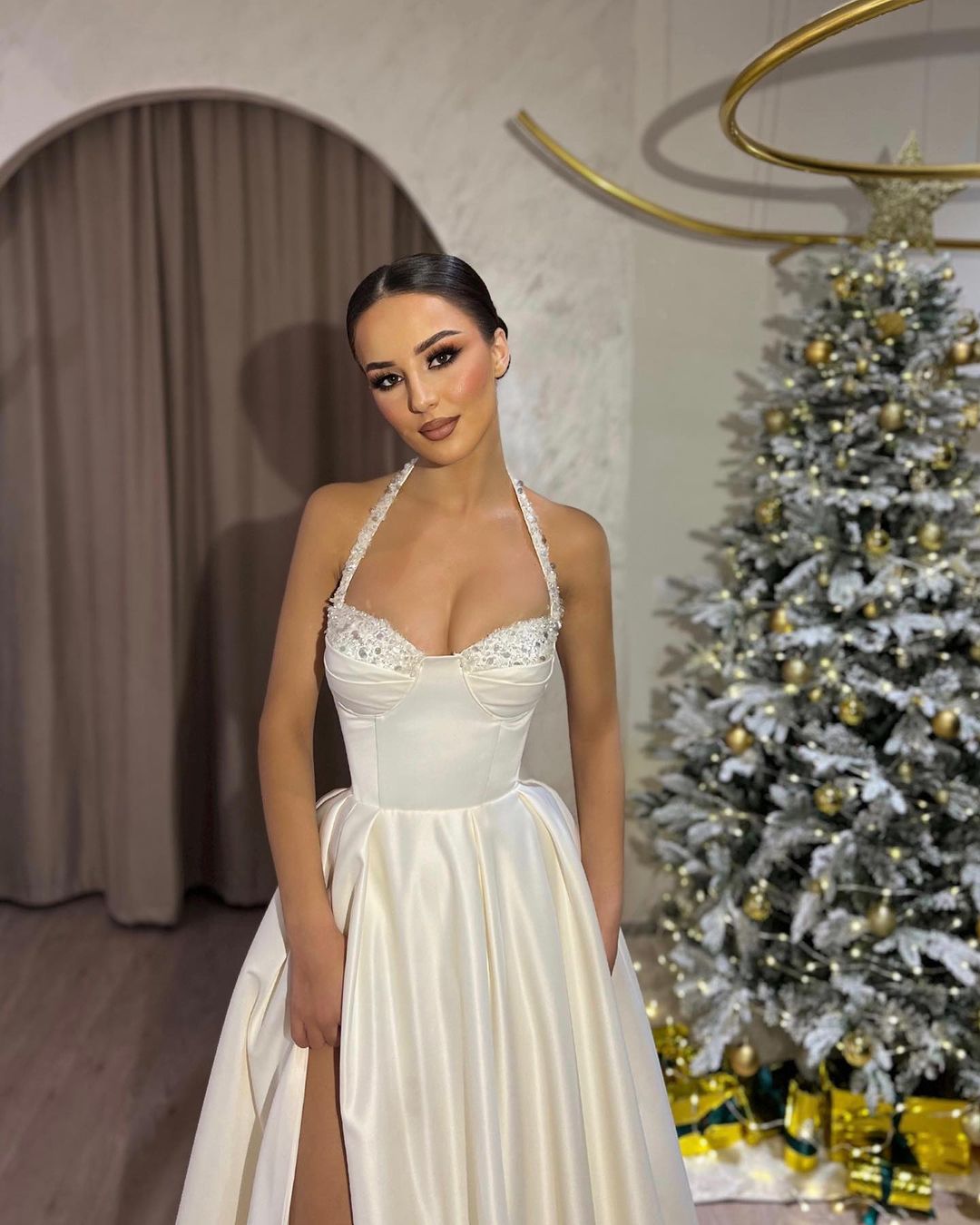 Wunderschönes langes elfenbeinfarbenes A-Linien-Brautkleid mit Neckholder und Perlenbesatz