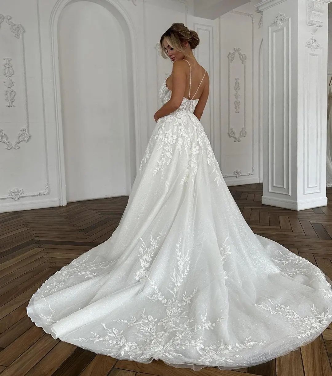 Wunderschönes langes elfenbeinfarbenes A-Linien-Brautkleid mit Spaghettiträgern und V-Ausschnitt und Spitze