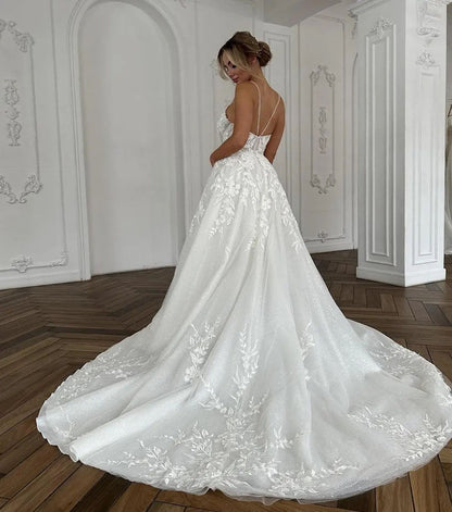 Wunderschönes langes elfenbeinfarbenes A-Linien-Brautkleid mit Spaghettiträgern und V-Ausschnitt und Spitze