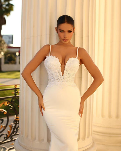 Wunderschönes langes elfenbeinfarbenes Meerjungfrau-Brautkleid mit Spaghettiträgern und Spitze und Satin