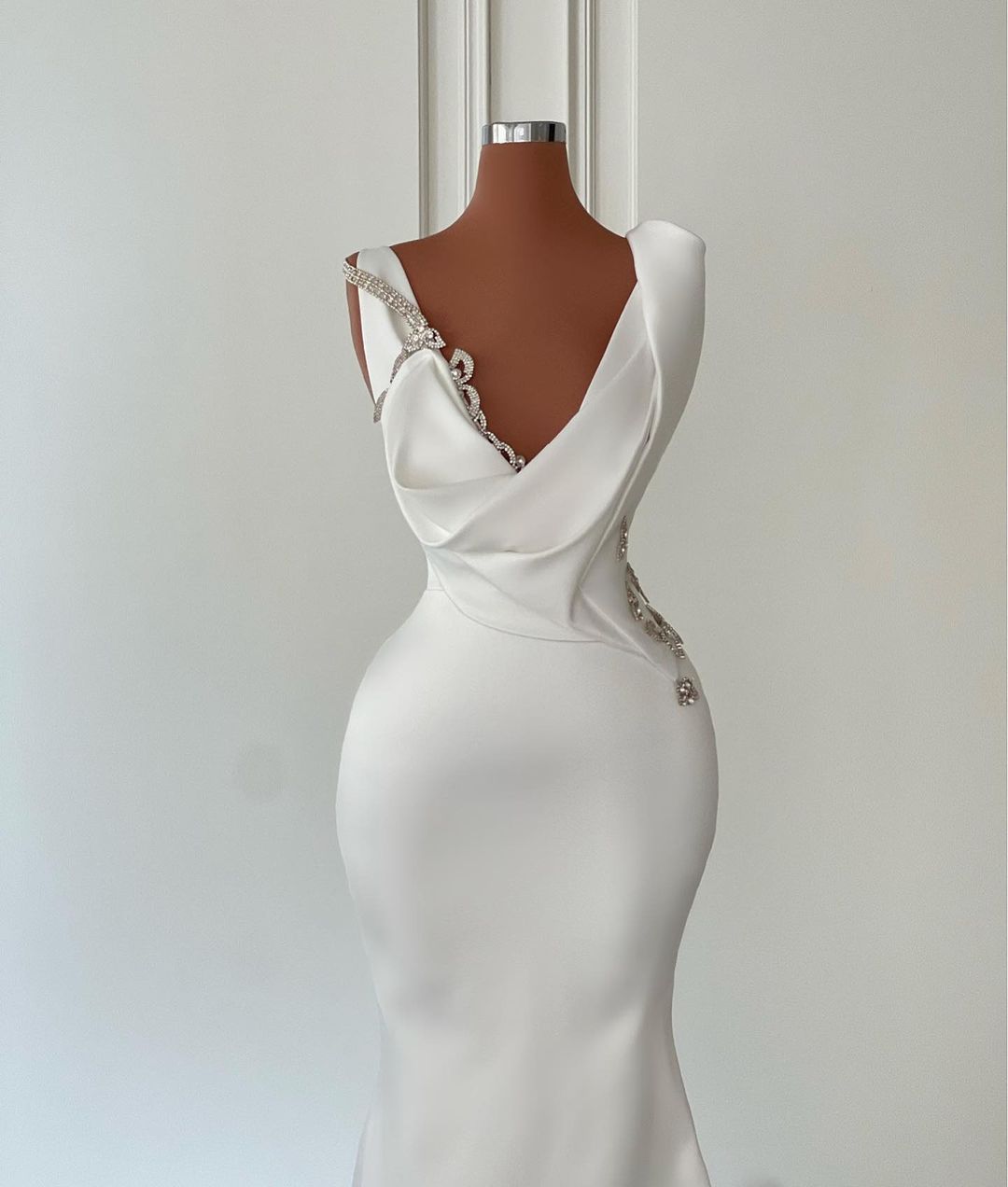 Wunderschönes langes elfenbeinfarbenes Meerjungfrau-Brautkleid mit V-Ausschnitt und Perlenbesatz
