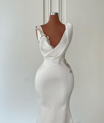 Wunderschönes langes elfenbeinfarbenes Meerjungfrau-Brautkleid mit V-Ausschnitt und Perlenbesatz