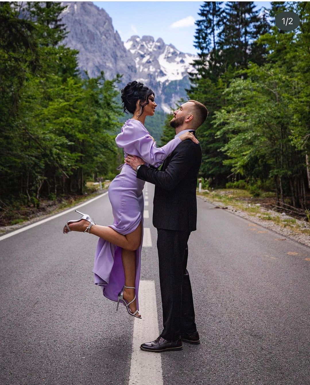 Wunderschönes langes lilafarbenes Ballkleid mit langen Ärmeln und Schlitz