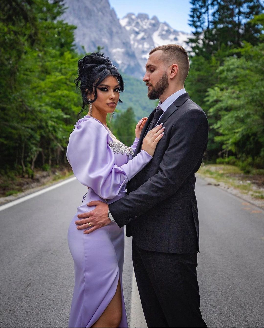 Wunderschönes langes lilafarbenes Ballkleid mit langen Ärmeln und Schlitz