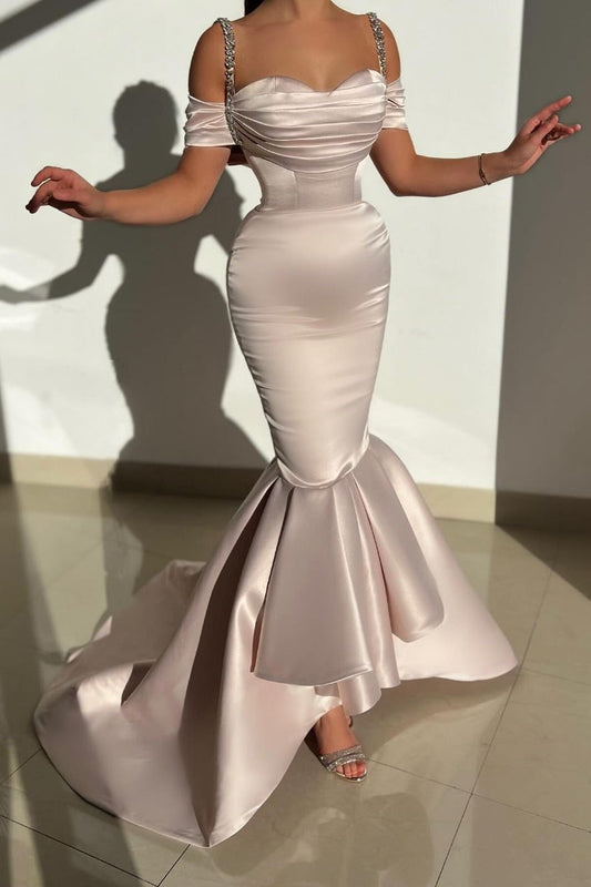 Wunderschönes langes Meerjungfrau-Abendkleid aus Satin mit schulterfreien Trägern und Schleppe