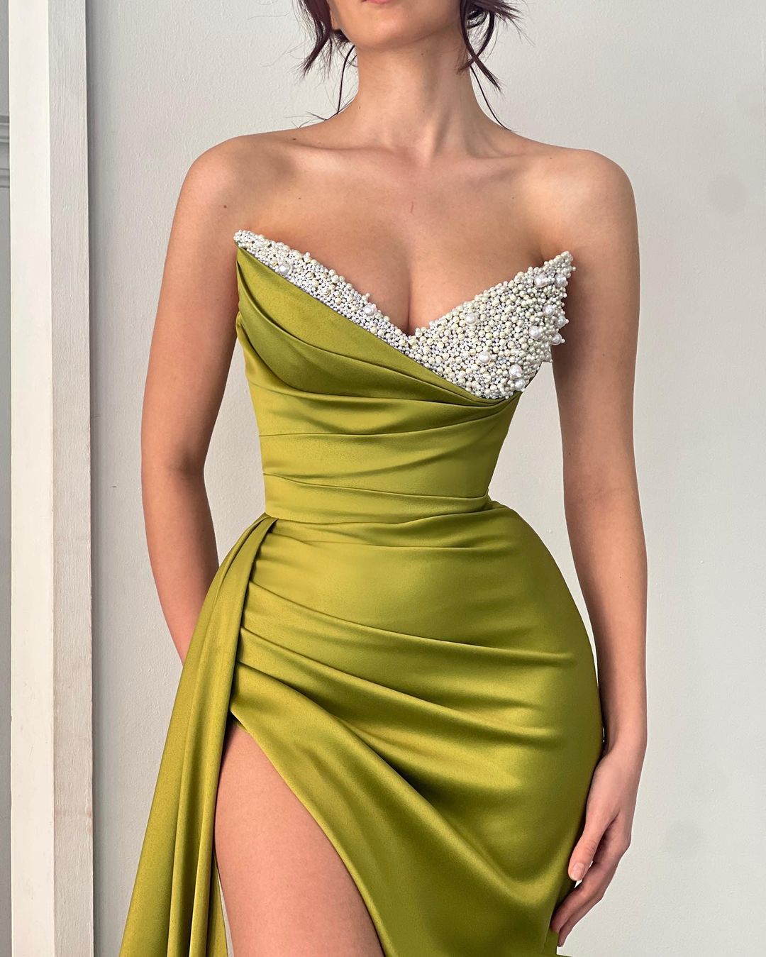 Wunderschönes langes Meerjungfrau-Abendkleid aus ärmellosem Satin mit Perlen und Schlitz