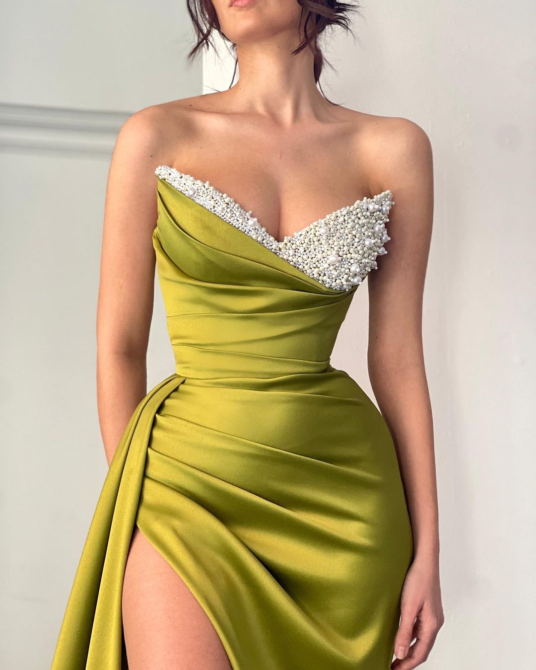 Wunderschönes langes Meerjungfrau-Abendkleid aus ärmellosem Satin mit Perlen und Schlitz