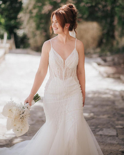 Wunderschönes langes Meerjungfrau-Brautkleid mit Spaghettiträgern und V-Ausschnitt und Spitze, ärmellos, rückenfrei