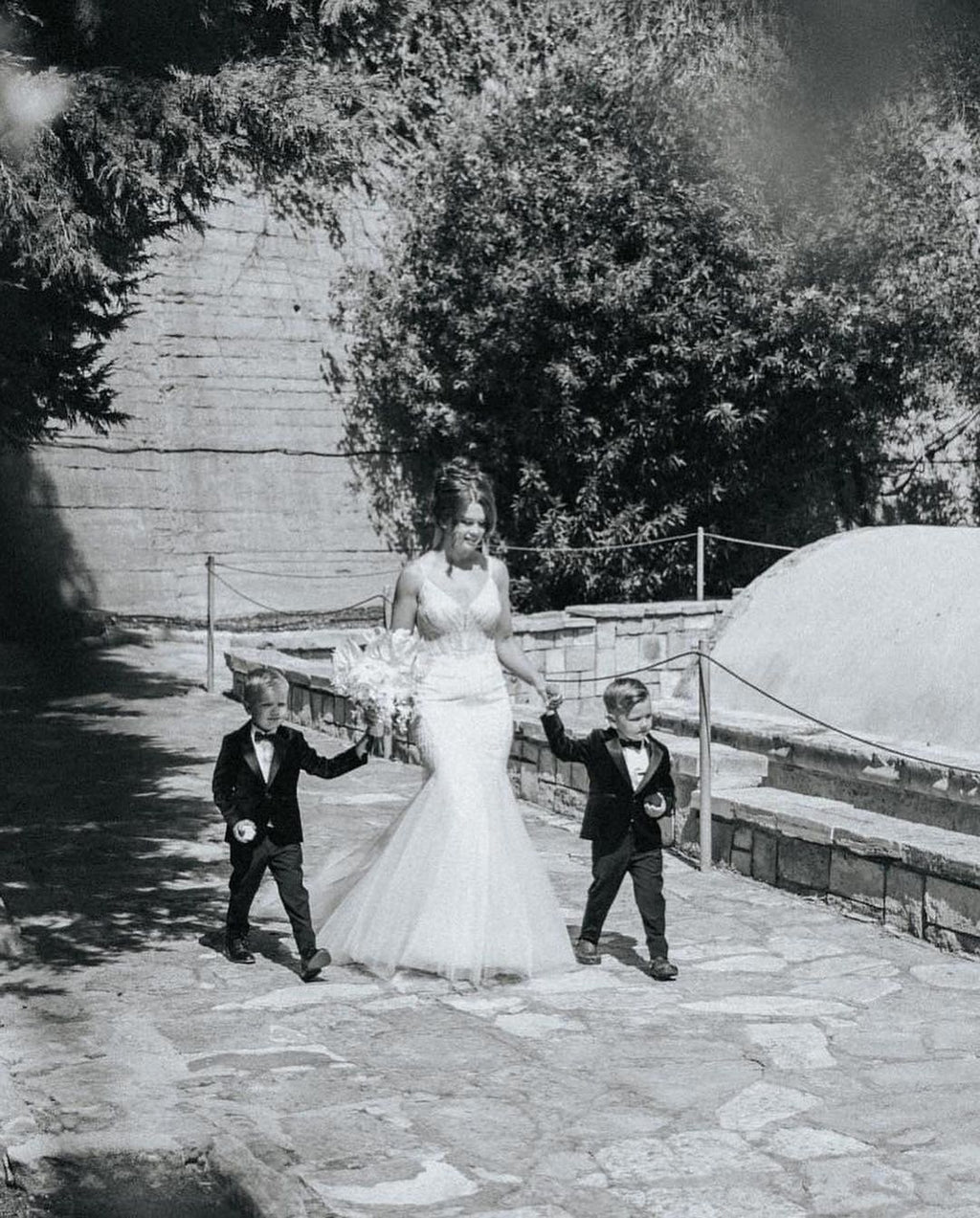 Wunderschönes langes Meerjungfrau-Brautkleid mit Spaghettiträgern und V-Ausschnitt und Spitze, ärmellos, rückenfrei