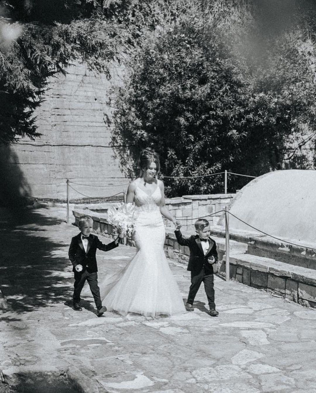 Wunderschönes langes Meerjungfrau-Brautkleid mit Spaghettiträgern und V-Ausschnitt und Spitze, ärmellos, rückenfrei