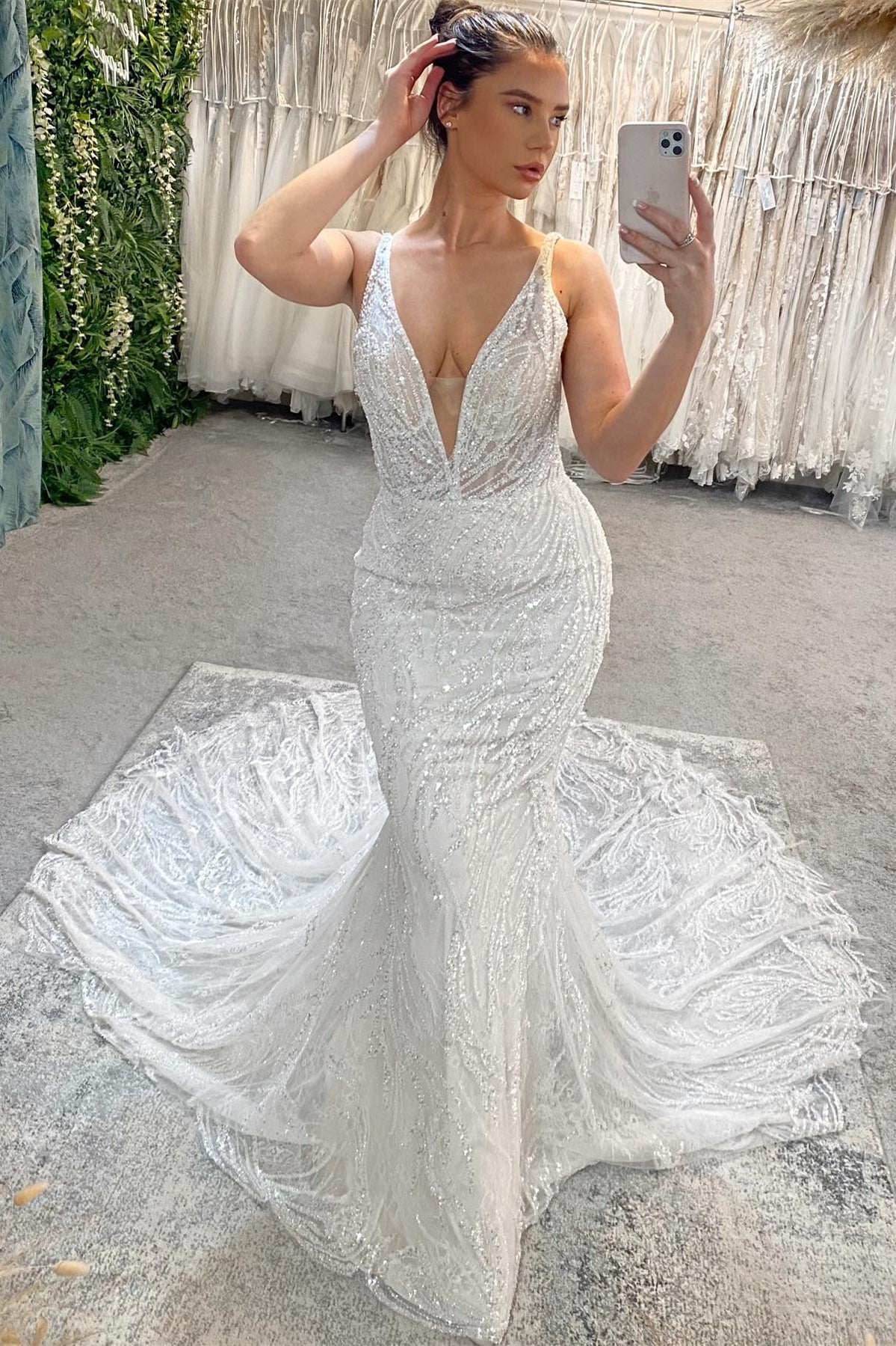 Wunderschönes langes Meerjungfrau-Brautkleid mit V-Ausschnitt und Perlenstickerei, ärmellos, rückenfrei und Spitze
