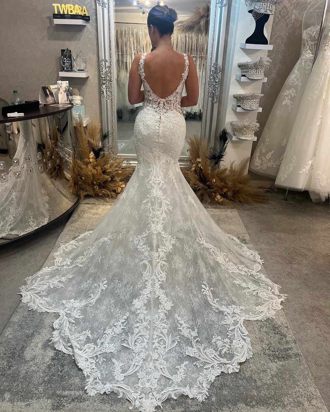 Hermoso vestido de novia largo de sirena con escote en V, sin mangas, de encaje y sin espalda
