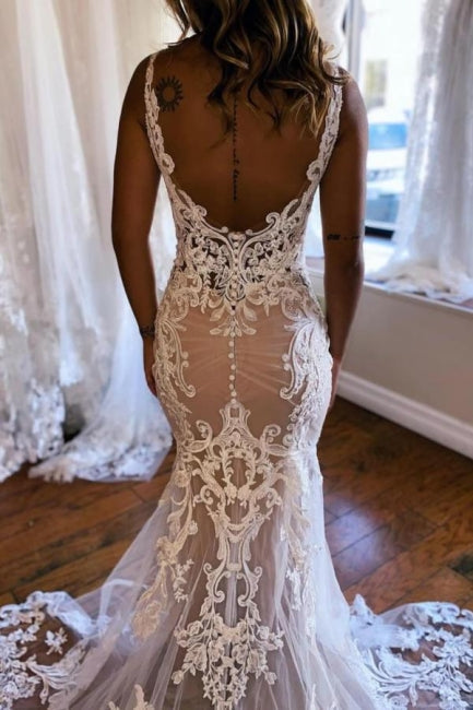 Hermoso vestido de novia largo de sirena con escote en V, sin mangas, de encaje, sin espalda y con cola