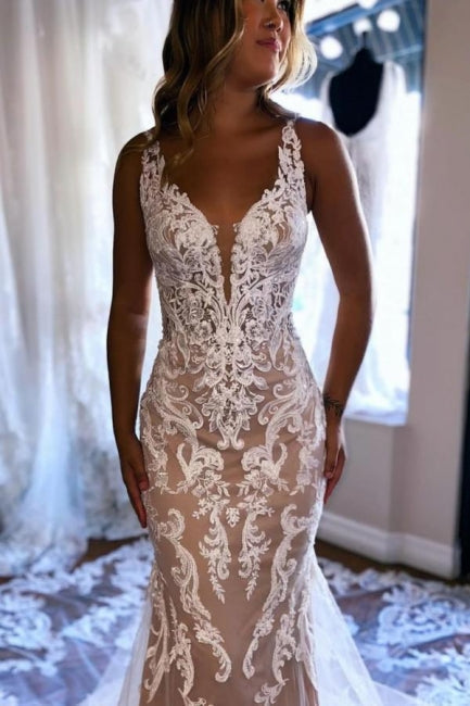 Hermoso vestido de novia largo de sirena con escote en V, sin mangas, de encaje, sin espalda y con cola