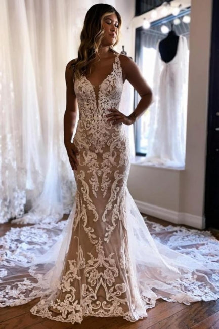Hermoso vestido de novia largo de sirena con escote en V, sin mangas, de encaje, sin espalda y con cola